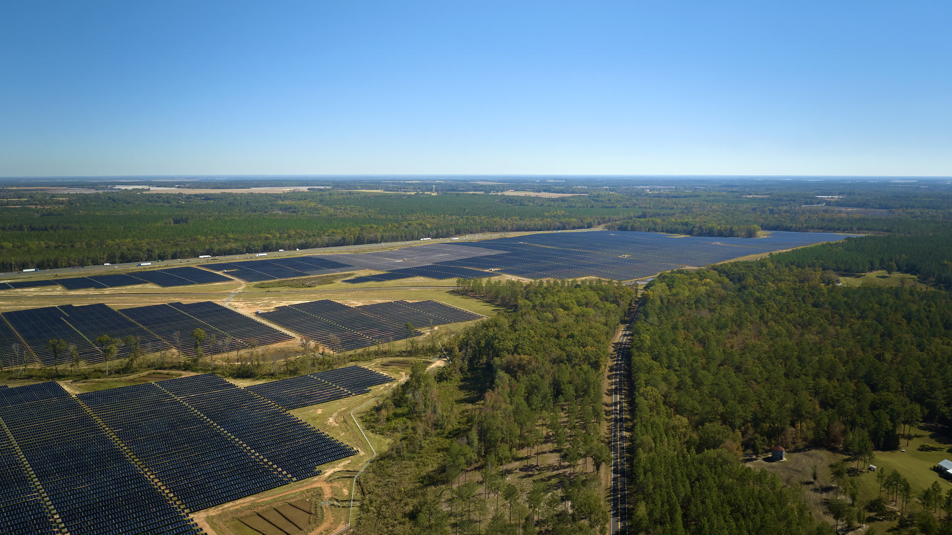Vista aérea de una cubierta industrial con paneles fotovoltaicos instalados