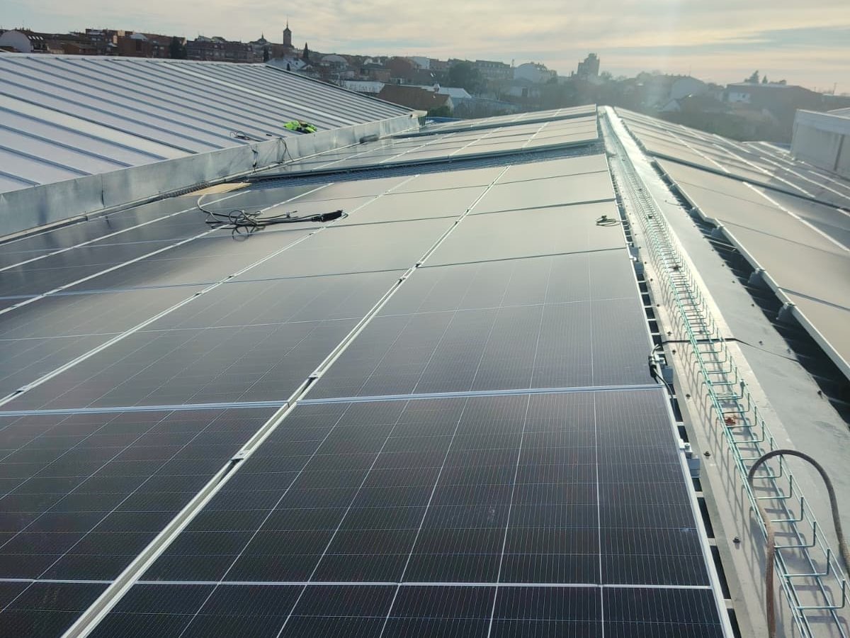 Instalación fotovoltaica de autoconsumo sobre cubierta industrial en Extremadura