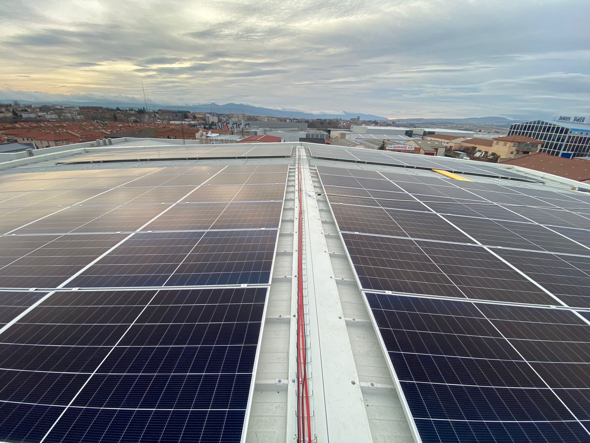 Instalación fotovoltaica de autoconsumo sobre cubierta industrial en la Comunidad de Madrid